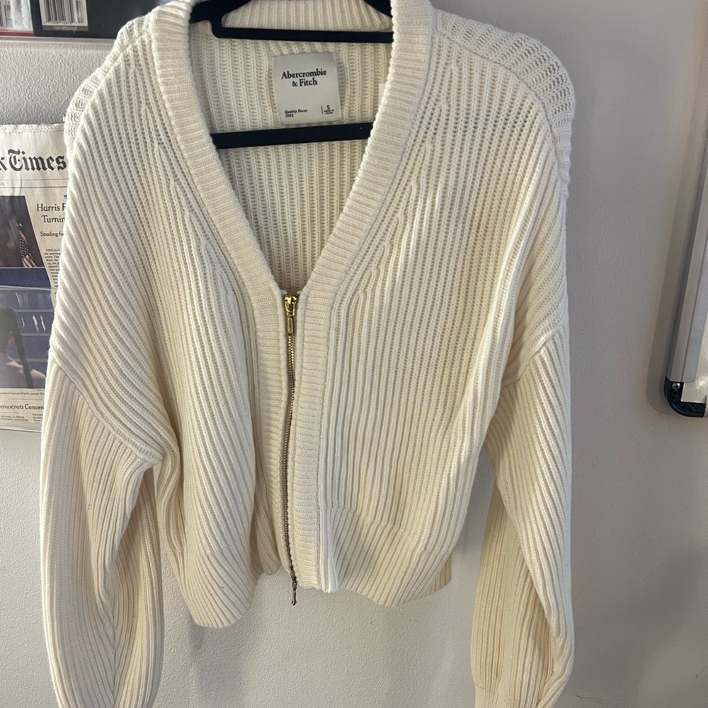 LuxeLoft Zip-Up V Neck Cardigan
Size Small
Cream with Gold Detailing